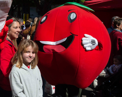 Noticia de Almera 24h: El tomate tie de rojo el centro de Almera