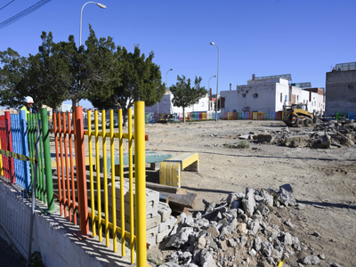 Comienzan las obras en Los Almendros para acondicionar una zona de juegos y aparcamiento