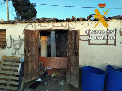 Noticia de Almera 24h: La Guardia Civil auxilia a dos personas en un incendio que se inici por la manipulacin de una bombona en San Isidro