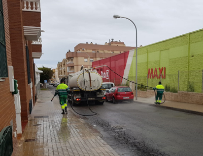 Noticia de Almería 24h: El Ayuntamiento de El Ejido refuerza e intensifica el Servicio de Limpieza y Desinfección en calles, espacios públicos y contenedores para frenar la propagación del COVID-19 