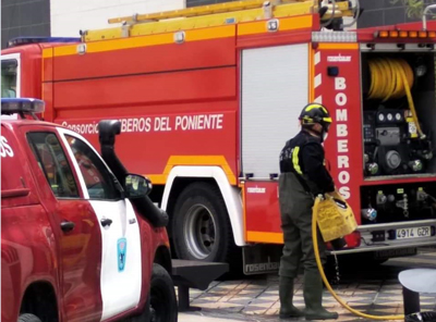 Bomberos del Poniente y Ayuntamiento anan fuerzas para realizar labores de desinfeccin en Adra este mircoles