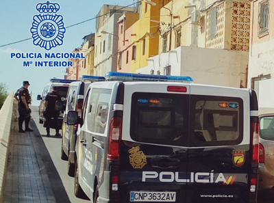 Noticia de Almería 24h: Encuentran una plantación de marihuana en el barrio de los Almendros tras un aviso de amenazas con arma de fuego