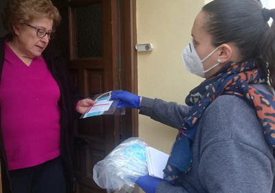 Los vecinos de Instincin reciben en casa un kit con mascarillas comprado por el Ayuntamiento