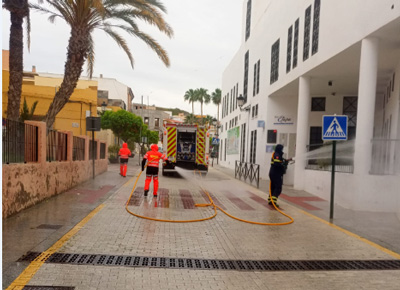Bomberos del Poniente y Levante realizan labores de desinfeccin en una treintena de municipios 