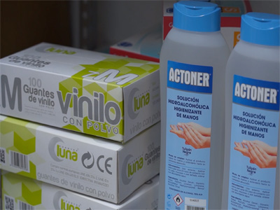 Adra facilita kits de material higinico-sanitario a comercios que retoman su actividad desde este lunes