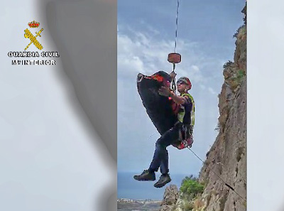 La Guardia Civil auxilia a un parapentista accidentado en Almería
