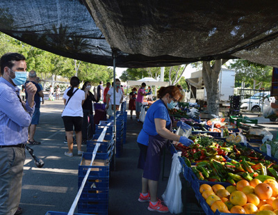 Noticia de Almera 24h: Hay ganas de mercadillos. Los almerienses realizan sus primeras compras en los puestos de alimentacin 