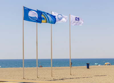 Roquetas de Mar renueva un año más las seis banderas azules que certifican la calidad de sus playas urbanas