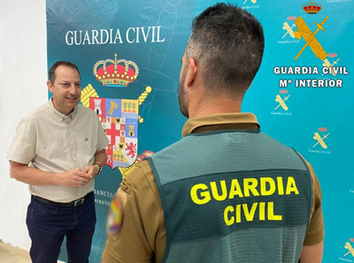 Noticia de Almería 24h: Guardia Civil fuera de servicio auxilia a una mujer que resulto gravemente herida al tropezar en una calle en obras