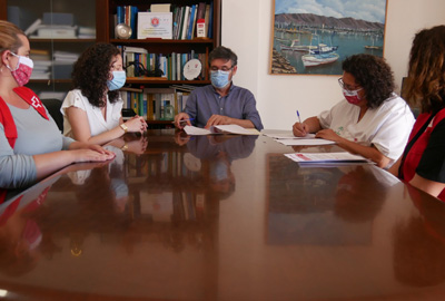 Noticia de Almería 24h: Ayuntamiento de Adra y Cruz Roja firman un acuerdo para ayudar a las personas más vulnerables