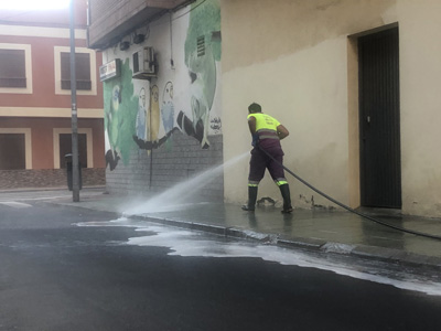 Noticia de Almería 24h: El Ayuntamiento continúa con el Plan de Limpieza Intensiva y durante seis horas ha actuado en veintitrés calles de El Zapillo 