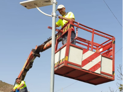 Ayuntamiento de Adra instala una treintena de luminarias solares LED en núcleos diseminados