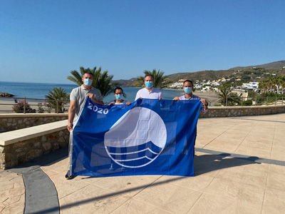 La alcaldesa de Mojácar recibe oficialmente las seis Banderas Azules de manos del Delegado Territorial de Turismo