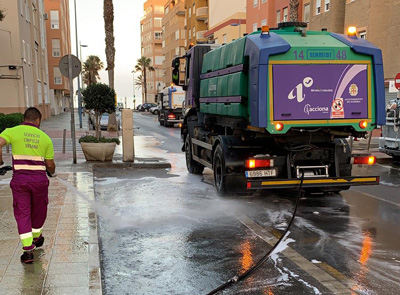 El Ayuntamiento centrar durante todo julio la limpieza intensiva en el barrio de El Zapillo antes de pasar a la zona de Los ngeles