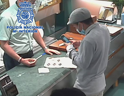 Noticia de Almería 24h: La Policía Nacional identifica al autor del robo en una joyería de Almería que utilizó el método de la muleta