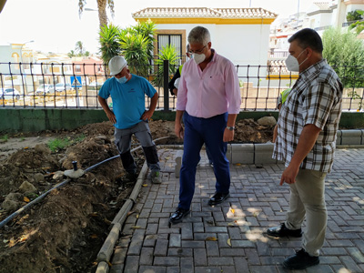 El Ayuntamiento mejora el parque y sustituye parte de la red de abastecimiento en el barrio de Los Pinos