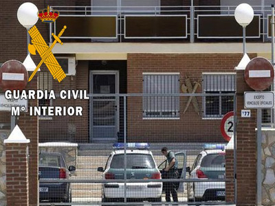 Noticia de Almería 24h: Tras un lanzamiento de desahucio encuentran dos cajas de cogollos de marihuana y un arma con munición