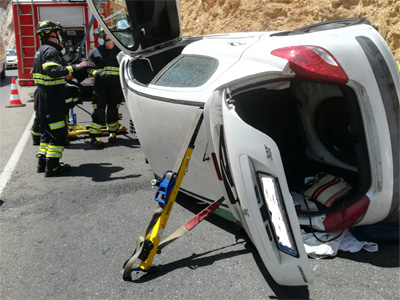 Bomberos de Almería rescatan a una persona atrapada en su vehículo tras un accidente de tráfico