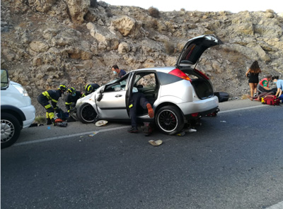 Noticia de Almera 24h: Los bomberos intervienen casi de forma simultnea, en dos accidentes ocurridos en la capital y la carretera de El Caarete