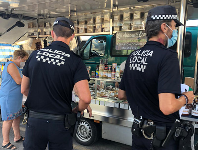 La Policía Local realiza labores de inspección por COVID-19 en el mercadillo de El Ejido 