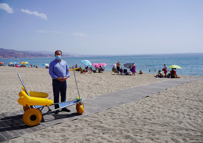 Noticia de Almería 24h: Roquetas completa los puntos accesibles de sus playas con nuevas pasarelas flexibles que llegan hasta la orilla
