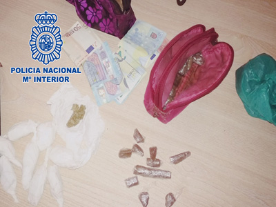 Noticia de Almería 24h: Una mujer es detenida cuando hacía un pase de droga en la terraza de una cafetería