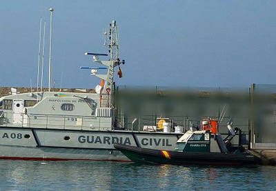 Noticia de Almera 24h: La Guardia Civil auxilia a cuatro personas en una embarcacin abatida contra el rompiente del puerto de Garrucha