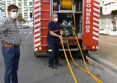 Noticia de Almería 24h: Bomberos del Poniente refuerza la desinfección viaria en Playa Serena