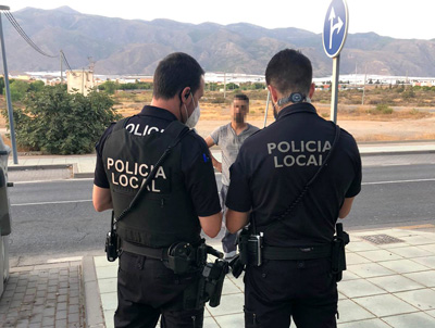 Noticia de Almería 24h: COVID-19. La Policía Local cierra y precinta dos establecimientos hosteleros y desaloja otros dos