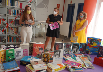 Noticia de Almería 24h: Carboneras estrena sección feminista en su Biblioteca Municipal, con 120 títulos para todas las edades