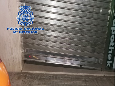 Noticia de Almería 24h: Detenidos in fraganti mientras estaban robando una farmacia con calcetines en las manos