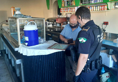 Covid-19. La Polica Local de El Ejido desaloja por ocupacin de la va pblica tres establecimientos y precinta una terraza y dos locales 