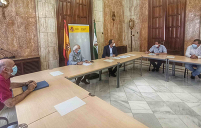 Manuel de la Fuente y el alcalde de Carboneras analizan las ayudas que paliarán los efectos del cierre de la central térmica 