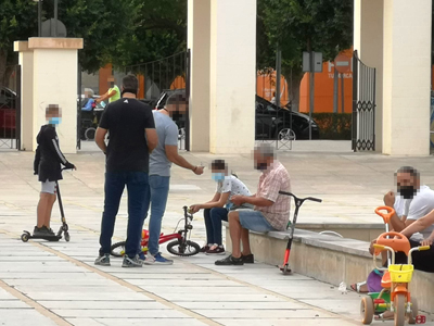 Una patrulla de Polica Local de paisano lleva a cabo labores de vigilancia en materia sanitaria por COVID-19