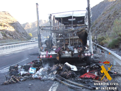 Se incendia un autocar de lnea en la A-7 y encuentran 44 kilogramos de hachs y 22 kilogramos de cogollos de marihuana ocultos en el equipaje