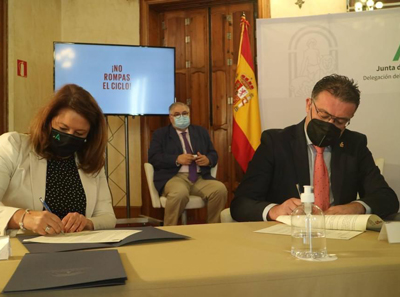 Berja firma el Compromiso Blanco para conseguir el reciclaje de todo el plstico de los invernaderos