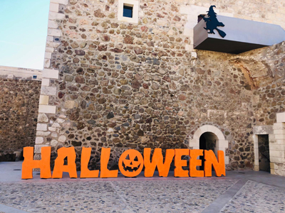 Noticia de Almera 24h: El Castillo de San Andrs luce Terrorfico por Halloween y puede visitarse con cita frente al Covid-19