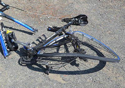 Noticia de Almería 24h: Un ciclista logra escribir en la arena parte de la matrícula del coche que lo atropelló
