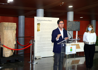 Noticia de Almería 24h: El Ayuntamiento presenta a la sociedad ejidense el pedestal dedicado a Porcia Maura del siglo II d.C. con motivo del Día del Internacional del Patrimonio