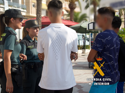 Noticia de Almería 24h: La Guardia Civil desaloja a los asistentes de una fiesta en la localidad de Felix  
