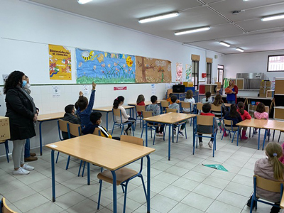 Noticia de Almera 24h: El Ayuntamiento de Mojcar organiza una sesion de teatro en el colegio pblico de la localidad