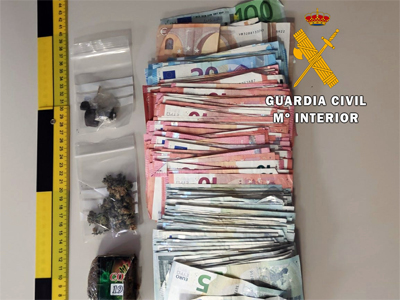 Noticia de Almería 24h: Detenido con hachís, marihuana y 3000 € en el doble fondo del maletero del coche