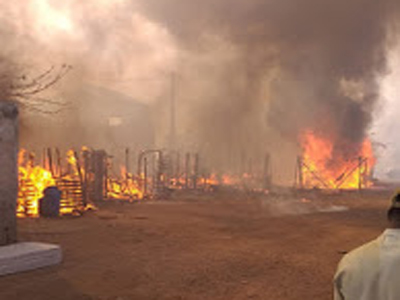 Noticia de Almería 24h: Un incendio calcina un poblado chabolista de jornaleros de los invernaderos en Níjar