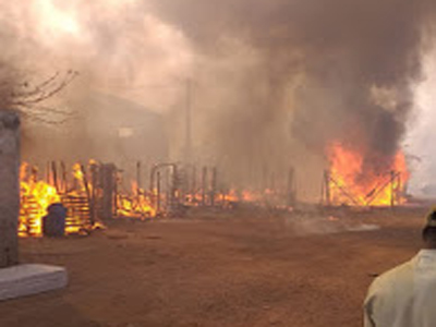 Noticia de Almera 24h: Un incendio calcina un poblado chabolista de jornaleros de los invernaderos en Njar