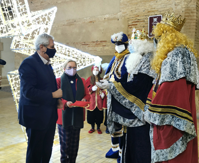 Noticia de Almería 24h: El alcalde de Vera entrega a Sus Majestades los Reyes Magos de Oriente las llaves de la Ciudad
