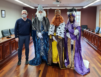 Noticia de Almera 24h: Los Reyes Magos llevan la ilusin a los nios y nias de Hurcal de Almera en una cabalgata esttica
