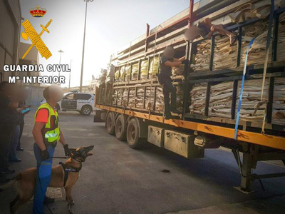 Noticia de Almería 24h: La Guardia Civil auxilia en el Puerto de Almería a una persona que viajaba oculto en los bajos de un camión  