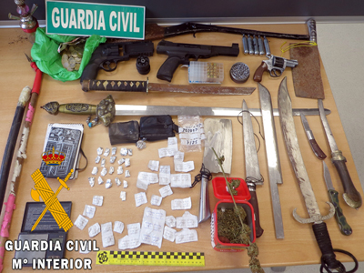 La Guardia Civil desmantela un activo punto de venta de droga e interviene gran cantidad de armas en Adra