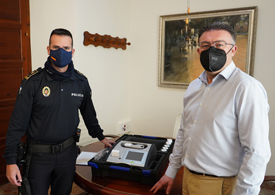 La DGT cede a la Policía Local de Berja un etilómetro de última generación