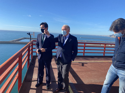 El alcalde visita el Puerto de Almera para interesarse por los proyectos de transporte de frutas y verduras frescas por barco